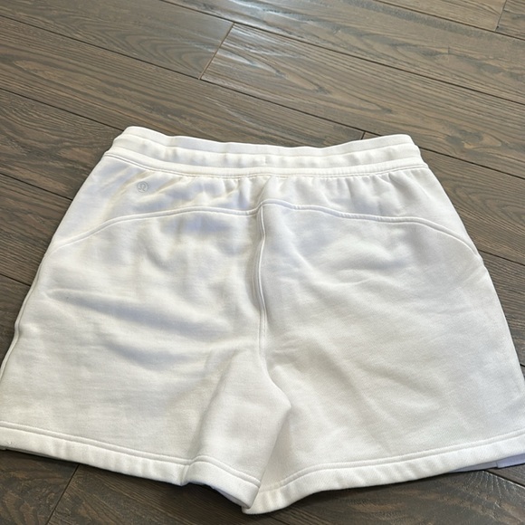 NWT lululemon Scuba High Rise Short - Picture 2 of 4